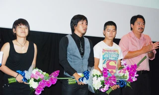 Các đạo diễn trẻ (từ trái qua) Nguyễn Thị Thắm - Nguyễn Khắc Huy - Huỳnh Thanh Sỹ - Phạm Lộc trong buổi công chiếu