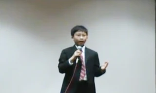 Khang tại cuộc thi tài năng diễn thuyết tổ chức vào năm 2010