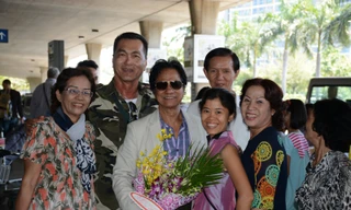 Chế Linh bị fan nữ trung tuổi 'vây kín' ở sân bay