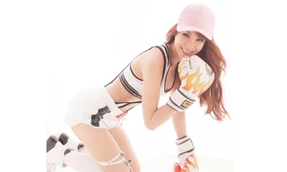 Diệp Lâm Anh khoe thân hình nóng bỏng cổ vũ Euro 2016