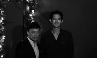 Con trai Tuấn Ngọc né truyền thông, lặng lẽ đến xem bố hát