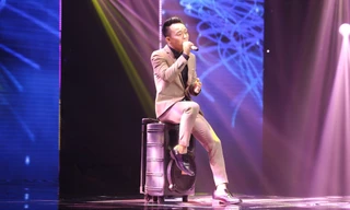 Chàng trai bán kẹo kéo gây chú ý tại Nhân tố bí ẩn