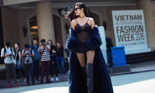 Hoàng Thuỳ mặc xuyên thấu gây náo loạn đường phố Hà Nội