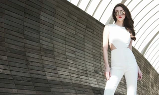 Khánh My khoe đường cong quyến rũ trên đường phố Singapore