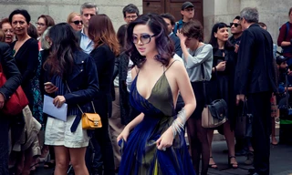 Giáng My mặc xẻ táo bạo đi xem thời trang ở Pháp