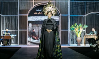 Trương Thị May đội vương miện nặng 10kg làm vedette 