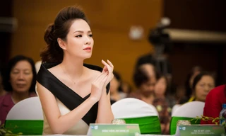 'Gái hai con' Đan Lê khoe vai trần yêu kiều