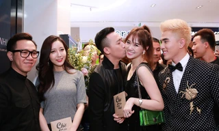 Trấn Thành âu yếm hôn Hari Won giữa chốn đông người
