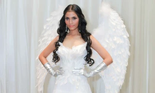 Trương Thị May đeo cánh thiên thần diễn thời trang