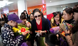 Thu Phương lì xì cho fan ở sân bay