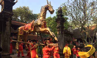 Hội Gióng đền Sóc 'cướp lộc' theo kịch bản