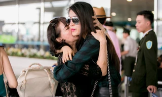 Á hậu Lệ Hằng òa khóc tiễn cha mẹ sang Mỹ định cư