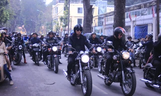 Thể theo nguyện vọng của Trần Lập và vợ, MC Anh Tuấn dẫn đầu đoàn mo-tô diễu hành đưa linh cữu Trần Lập về Công viên Nghĩa Trang Thiên Đức - Huyện Phù Ninh - Tỉnh Phú Thọ. Ảnh: Minh Hạnh. 