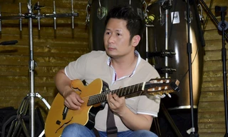 Bằng Kiều ngẫu hứng đệm đàn cho Thanh Hà hát