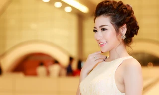 Á hậu Tú Anh đeo nhẫn kim cương 1,6 tỷ đồng