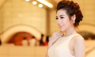 Á hậu Tú Anh đeo nhẫn kim cương 1,6 tỷ đồng