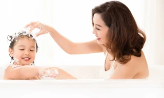 Jennifer Phạm vui đùa bên con gái xinh như thiên thần