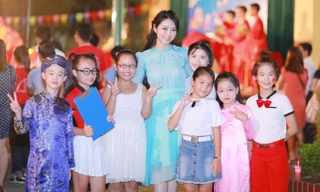 Hoa hậu dân tộc Ngọc Anh vui trung thu với trẻ em khiếm thị