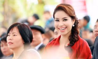 Phạm Hương đẹp 'không tì vết' giữa vòng vây sinh viên