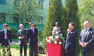 Chuyện đặt tượng Bác ở thành Len