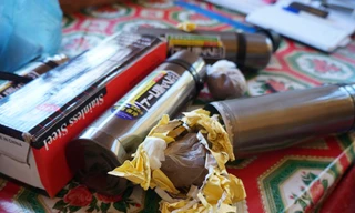 Bên trong bình nước có gói bột bọc kín