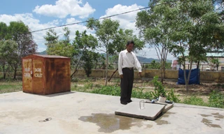 Thầy Ksor Ber chỉ bể nước đang khô cạn của trường