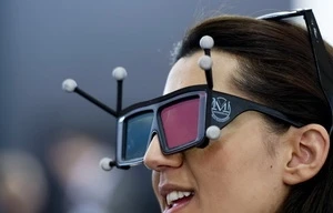 Xem phim 3D, dễ mắc bệnh lây nhiễm