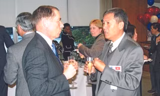 TSKH Nguyễn Quốc Bình (phải) trao đổi cùng các chuyên gia nước ngoài tại một hội nghị khoa học quốc tế 