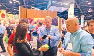 Chị Ngô Tường Vy (bên trái) giới thiệu trái cây Việt Nam tại Hội chợ PMA tại Mỹ ẢNH: NVCC