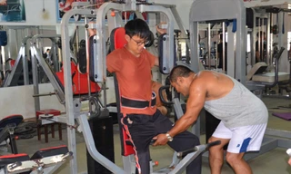 Anh Ksor Bop hướng dẫn Tài Nam tập gym