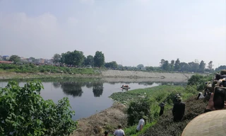 Hàng trăm người dân theo dõi tìm kiếm thi thể nữ sinh bị sát hại ở Thường Tín (Hà Nội) 