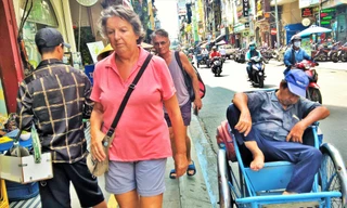 Nhiều du khách nước ngoài không mua được khẩu trang ở phố Tây Ảnh: Trần Nguyên Anh 