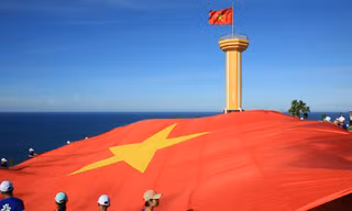 Màn kéo quốc kỳ đầy trang nghiêm. ảnh: HỒNG VĨNH