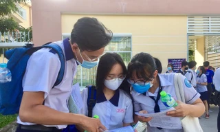 Thí sinh thảo luận sau giờ thi môn Tiếng Anh. Ảnh: PLO