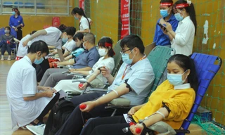 Sinh viên, tình nguyện viên hiến máu tại Chủ nhật Đỏ