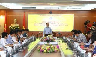 Bộ trưởng Nguyễn Mạnh Hùng cùng các đại biểu họp với một số doanh nghiệp, cơ quan liên quan đến hoạt động quảng cáo của Google tại Việt Nam chiều qua (25/6)