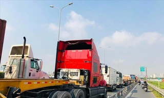 Ảnh: Kẹt xe trên đường Vành đai 2 