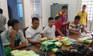 Kẻ buôn cái chế trắng (thứ ba trái sang) cùng số ma túy bị bắt giữ