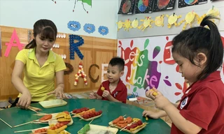 Cô giáo dạy kỹ năng cho trẻ tại trường Mầm non Thực hành Hoa Sen