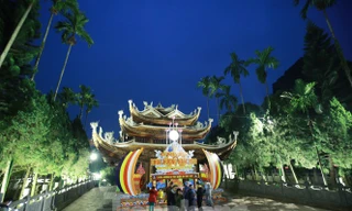 Khách vẫn nườm nượp đổ về chùa Hương từ chiều tối ngày 29/1 - Ảnh: Như Ý