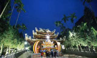 Khách vẫn nườm nượp đổ về chùa Hương từ chiều tối ngày 29/1 - Ảnh: Như Ý