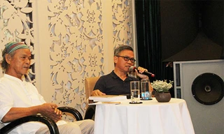 Tác giả Nguyễn Hữu Liêm - bìa phải - cùng nhà thơ Inrasara trò chuyện về cuốn sách tại TPHCM ngày 8/7/2019