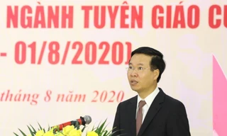 Trưởng Ban Tuyên giáo Trung ương Võ Văn Thưởng đọc diễn văn kỷ niệm Ảnh: TTXVN 