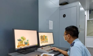 Hải quan giám sát hàng hóa qua máy soi chiếu container ngay cả trong dịp Tết Ảnh: TN 