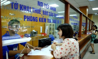 Người dân đi nộp thuế thu nhập cá nhân ở Chi cục Thuế Hà Nội. ảnh: Hồng Vĩnh 