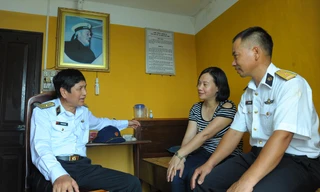 Chuẩn đô đốc Ngô Văn Thuân, Phó Chủ nhiệm Chính trị Quân chủng Hải quân gặp gỡ hai vợ chồng chị Hương - Minh Ảnh: Xuân Tùng 