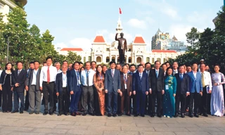 Ông Nguyễn Minh Đồng (thứ 2 từ trái qua) cùng các trí thức kiều bào dâng hương Chủ tịch Hồ Chí Minh