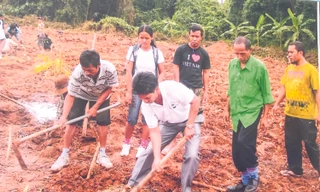 Các thành viên “Câu lạc bộ trăm triệu” hướng dẫn cho các đại biểu nông dân Đông Timor cách cuốc đất trồng sắn