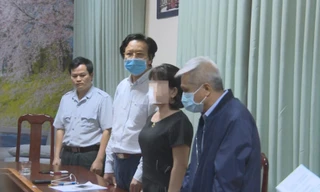 3 nam bác sĩ bị khởi tố, bắt giam tại Sở Y tế tối 27/4 (ông Long đứng giữa, cao nhất trong ảnh)