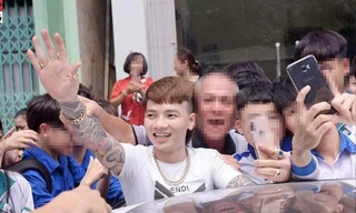 Người già, học sinh chào đón Khá Bảnh khi thanh niên này có mặt tại Yên Bái Ảnh: FBHong 